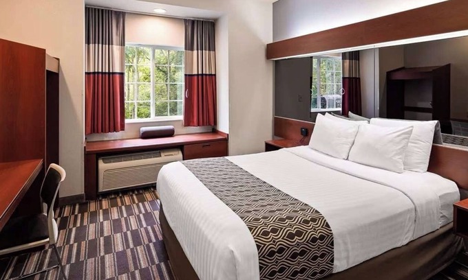 Morgantown Hotel | Find Your Comfort Zone in a Modern Morgantown Room | Free Parking