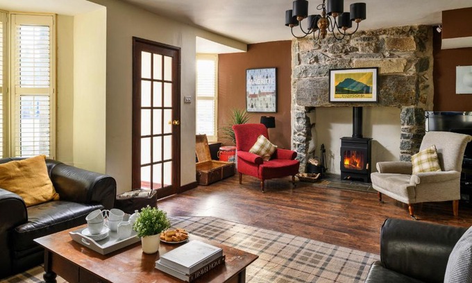 Tremadog House | Finest Retreats - Awelon - Large Cottage to sleep 10 with Hot Tub