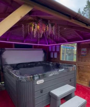 Glasgow House | FINN VILLAGE "Raspberry Cottage" Private Garden, 6-seater HOT TUB, Firepit & Pizza Stove