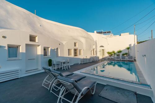 Fira House | Fira-Cave-Sleeps 13-Parking-Pool-Pet Friendly