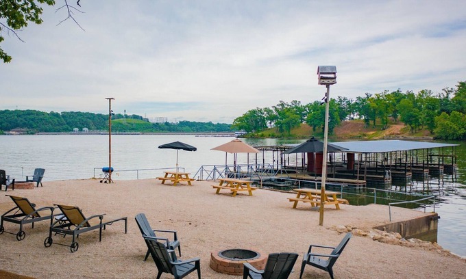 Lake Ozark Cabin | Fire pit, dock, ramp, full kitchen, water toys