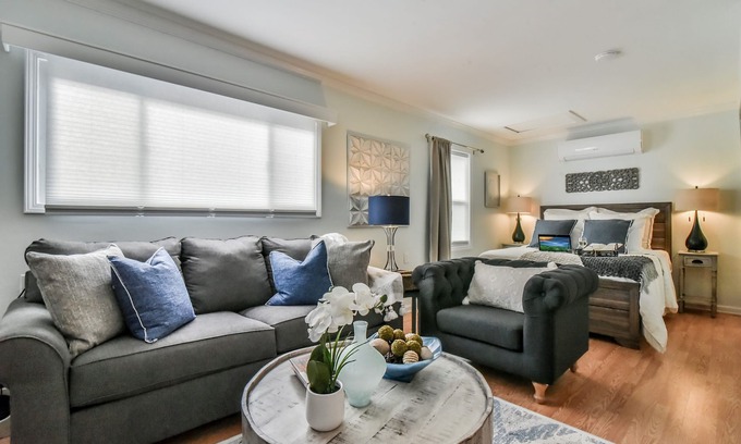 Asheville House | Fire Pit, Fenced Yard, Safe, Modern, Inclusive, 9Min to DT A-Ville
