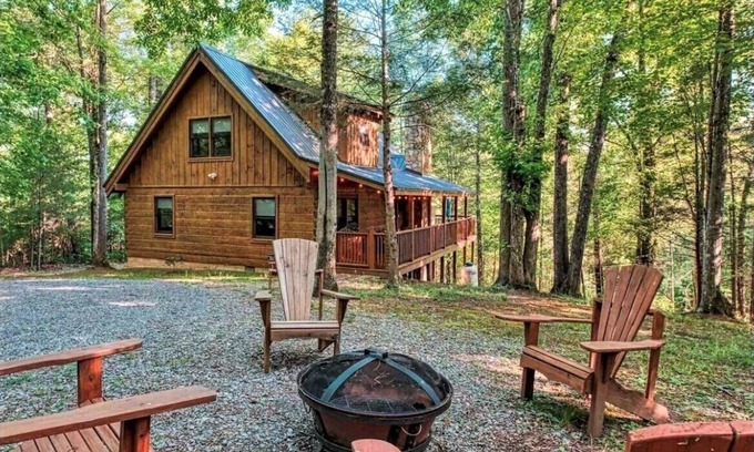 Gatlinburg - Pigeon Forge House | Fire Pit | Outdoor Hot Tub | Easy Access | Location: Walden's Creek Area