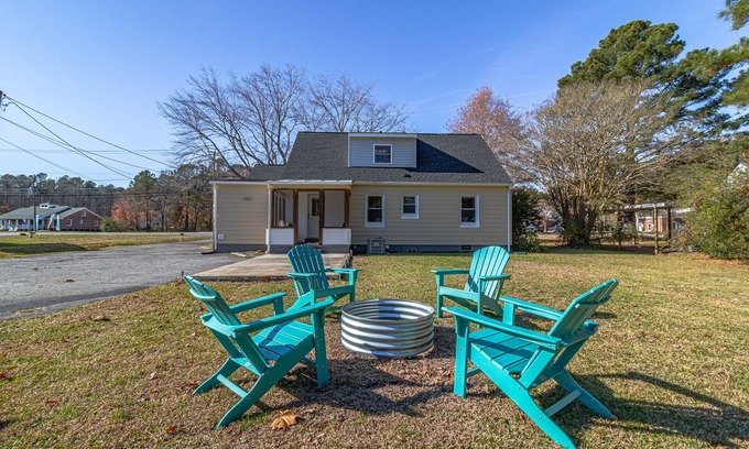 Mathews House | Fire Pit🔥 Walk to Town. 1st floor King Bed & Walk in Shower! Monthly Discounts!