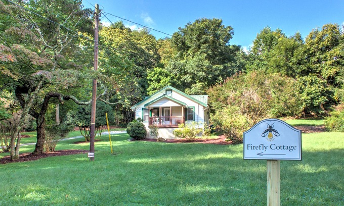 Asheville Cabin | Firefly Cottage | Pet-Friendly, Fire Pit, 8 Mins to DT AVL + Biltmore Pass