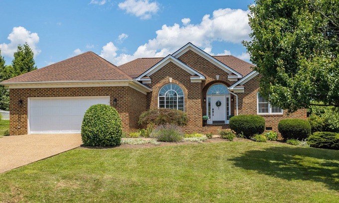 Keezletown House | Firepit, fireplace, jetted tub + more! Close to JMU, Massanutten + Shenandoah!