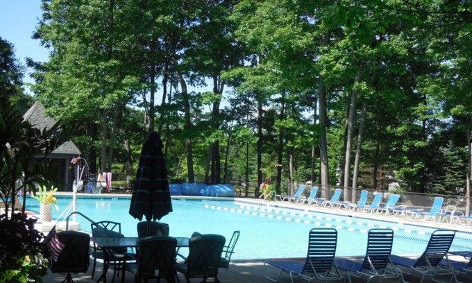 Hidden Valley House | 🔥 Firepit Nights & Poolside Delights in the Laurel Highlands🏊‍♂️☀️