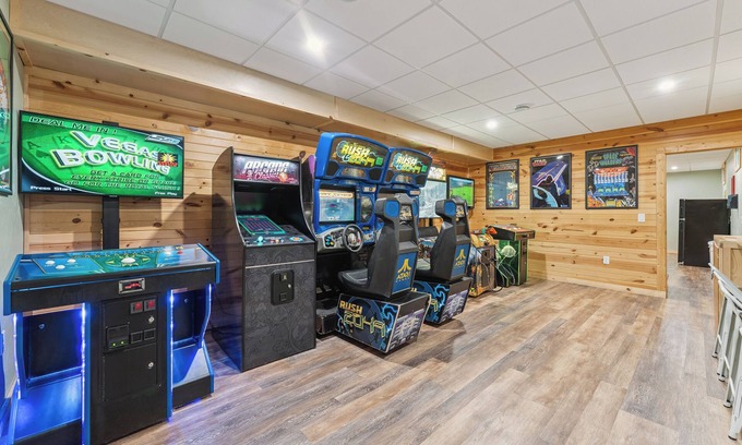 Spring Brook House | FIRST CLASS" BIG MOMMA"- 19 Person home with Arcade! Family fun!