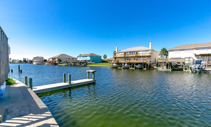 Corpus Christi Condo | First Floor, Waterfront Condo W/2 King Beds, Boat Slip & Sparkling Pool