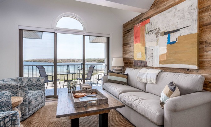 Fish Creek Condo | Fish Creek Beach House, Grandview Condo: Entire Top Floor - 4 Bed, 2 Bath