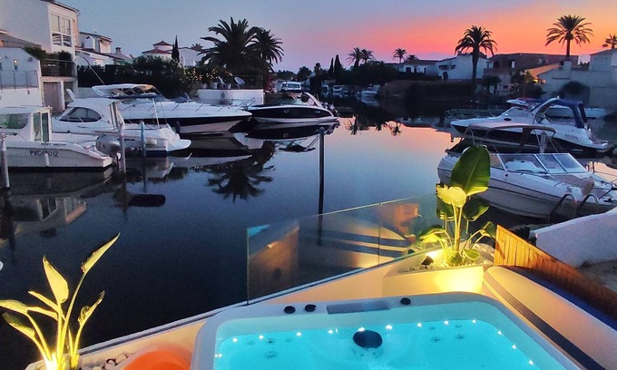 Empuriabrava Apartment | Fisherman's cottage with private Jacuzzi, paddle, scooters, plancha, pkg and WIFI
