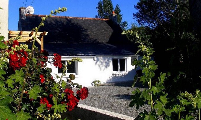 Tredrez-Locquemeau House | fisherman's house, 100m from the sea, wifi, parking, garden