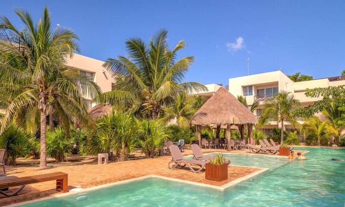 Progreso Municipality Condo | Flamingo Beach 3 bedroom condo, swimming pool, near beach.