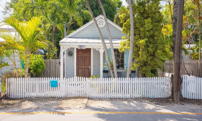 Old Town House | Flamingo Cottage charming in Old Town with a pool & 1 Offstreet parking space