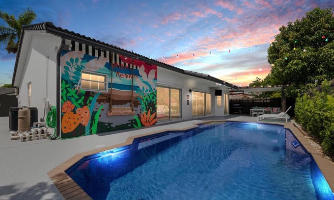 Richmond West House | Flamingo's Resort 5 Bdrooms Gameroom Heated Pool