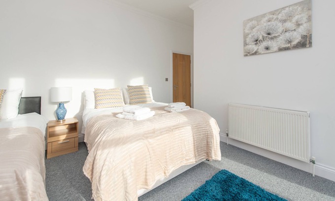 Southsea Apartment | Flat 1| 2 BR Flat, Southsea, Sleeps 4, w/Parking