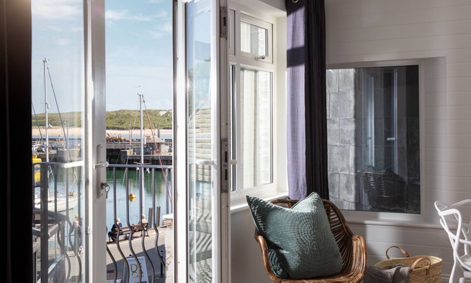 Treator Apartment | Flat 1 Strand House - Padstow - an apartment that sleeps 3 guests in 1 bedroom