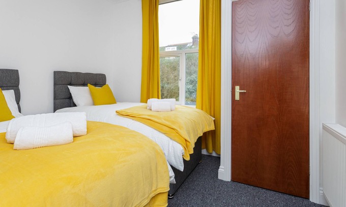 Southsea Apartment | Flat 2| 2 BR Flat, Southsea, Sleeps 5, w/Parking