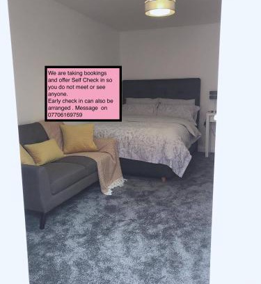 Nottingham House | Flat 2 - Entire Modern Two Bedrooms home with en-suite & free parking close to QMC, City centre and Notts uni - Self check in