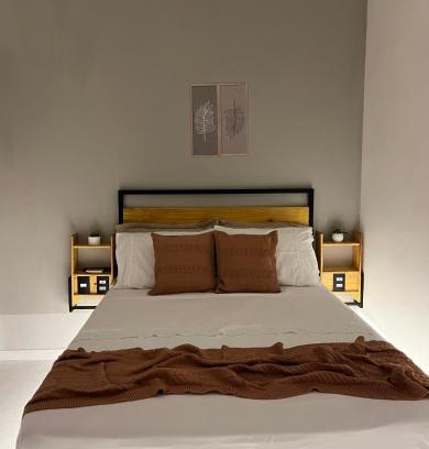 Jardim Ipe Apartment | Flat com ar e varanda com linda vista para o Ibituruna - Véu de Noiva 204