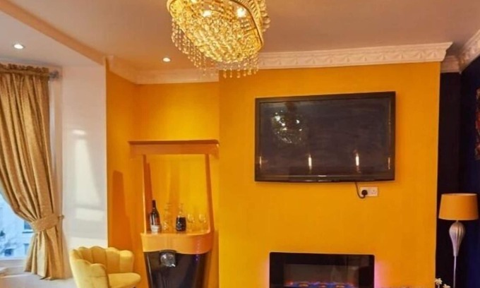 Kemptown Apartment | Flat in Kemptown. Road opposite to beach