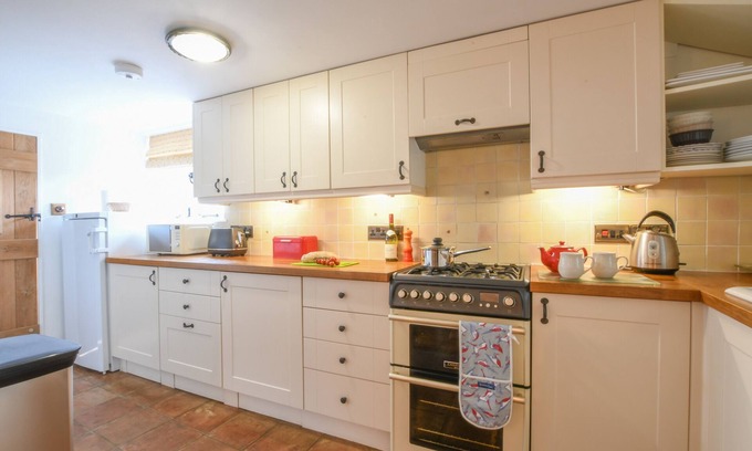 Halesworth Cottage | FLAXEN COTTAGE, HEVENINGHAM, pet friendly, with a garden in Laxfield