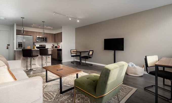 Near West Side Apartment | Flexhome Medical District 1BR with Parking, Pool, Gym, Amenities Galore (CHI30)