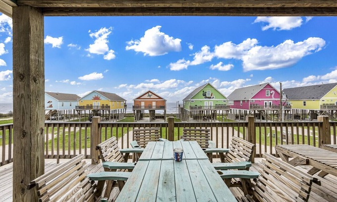Port Bolivar House | Flip Flop · Large 5bd ~ Hot Tub w Ocean View, Firepit & Gameroom