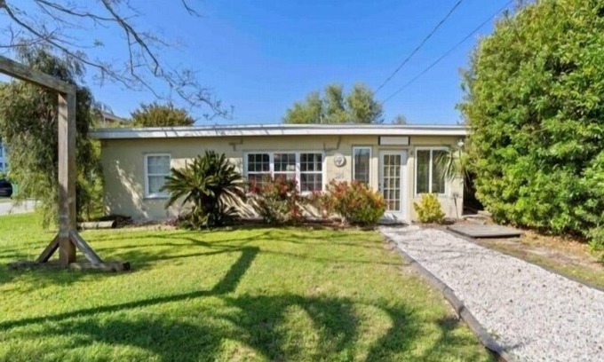 Kure Beach Cottage | Flip Flop Paradise (2-Bedroom Cottage) by RedAwning