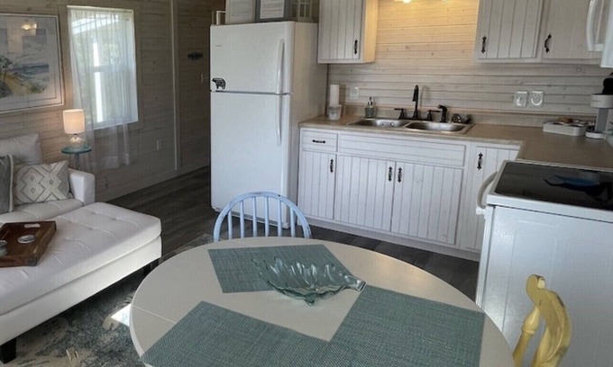 Carrabelle Cottage | “Flipping Flounder” Secluded Cozy Cottage Charm-Near Beach, River, Fishing, Town