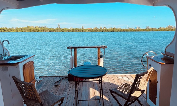 Key West Boat Rental | Florida Keys Living: Your Charming Houseboat Getaway in the Florida Keys!