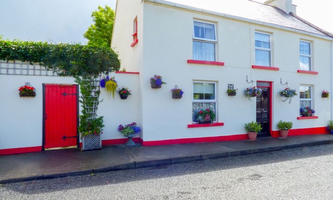 Dunkineely Cottage | Flower Pot Cottage, DUNKINEELY, COUNTY DONEGAL