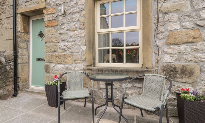 Giggleswick Cottage | FOLLY COTTAGE, character holiday cottage, with a garden in Settle