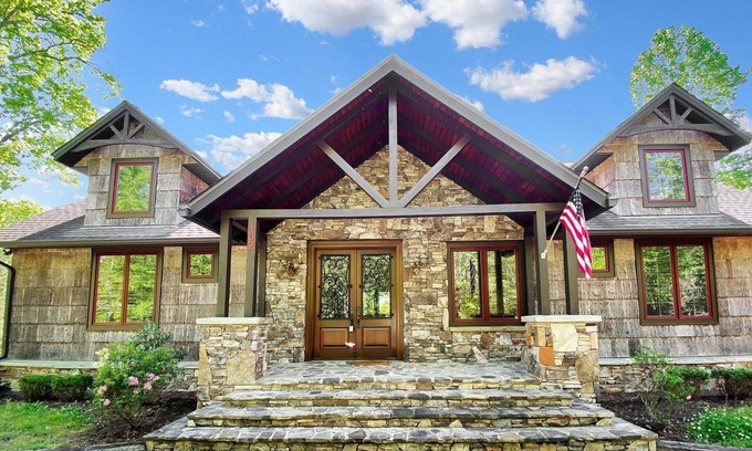 Bryson City Cabin | Fontana Lake Lodge - Free Railroad Passes - Palatial Cabin w/Gorgeous Views-