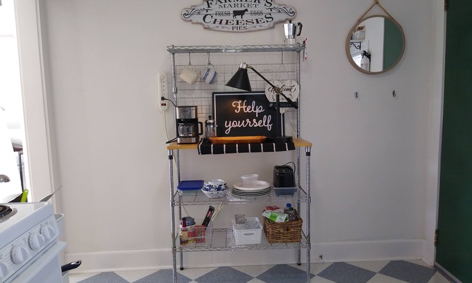 Wilmington House | Fonzie Flat! Lovely studio w/kit., wash/dry, parking.