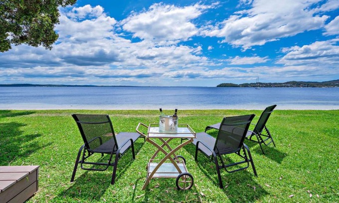 Salamander Bay House | Footprints on Foreshore