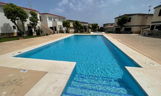 Los Delfines Apartment | Forcat - Apartamento bajo con jardín y piscina