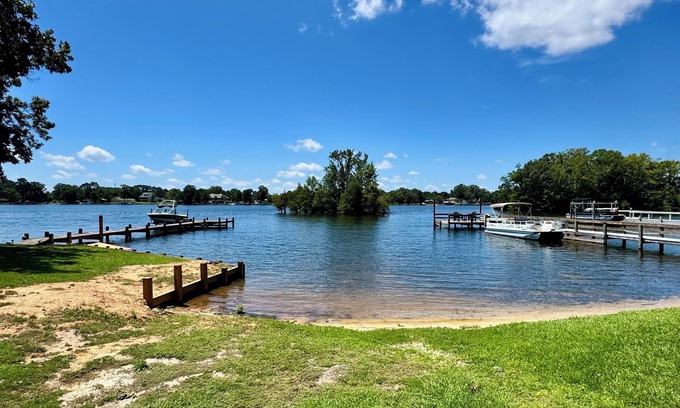 Summerton House | Fore-Cast Retreat in Taw Caw! Charming 3-bedroom on Lake Marion, Summerton SC
