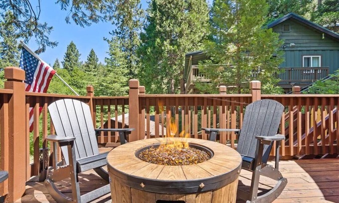 Sugar Pine Cabin | Forest Retreat|Fireplace| 7mi Yosemite King Beds