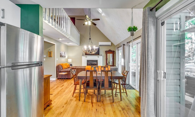 East Stroudsburg Cabin | Forest-View Poconos Cabin w/Resort Amenities
