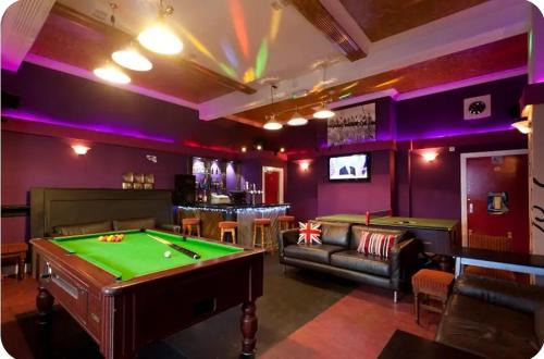 Nottingham City Centre Apartment | Foresters Inn - Huntingdon Street - Your own City Centre 7 Double Bedrooms Self Catering Apartment and 3 Bathrooms - Full Kitchen to Cook as you would at home and Snooker Room and Parking for Cars or High Top Vans at five pounds a day