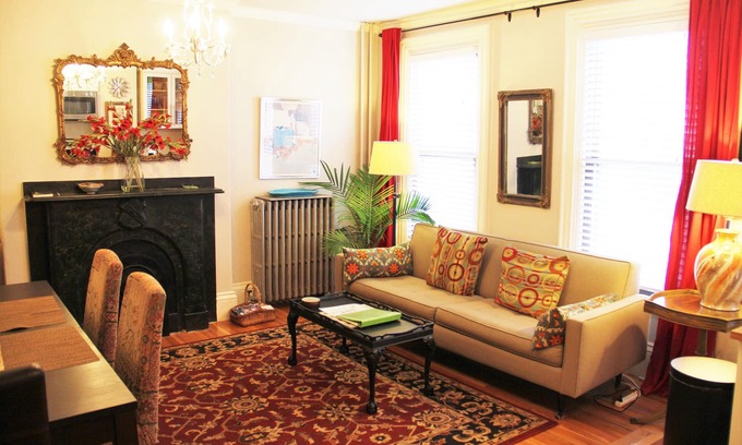 Highland Park Apartment | *Fort Hill Inn *Sunny* Penthouse Duplex! L@K 3 bed, 2 bath, 1.5 miles Center