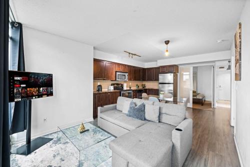 Bathurst Quay Apartment | Fort York Escape For Families w Free Parking