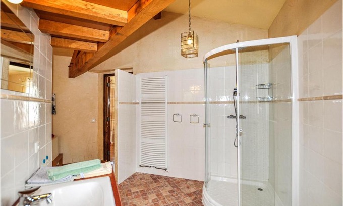 Malegoude House | Four-Bedroom Holiday Home in Malegoude
