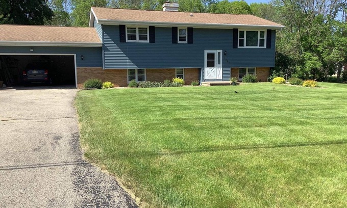 Oshkosh House | Four bedroom home great for EAA, Lifest, ‘25 NFL Draft and other Oshkosh events!