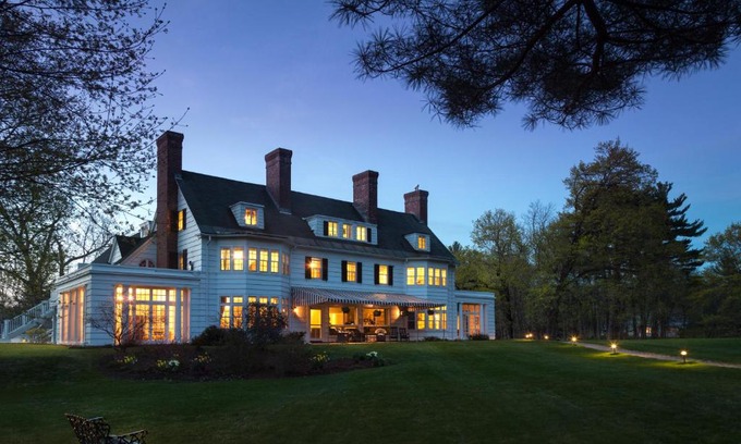 Old Bennington Hotel | Four Chimneys Inn