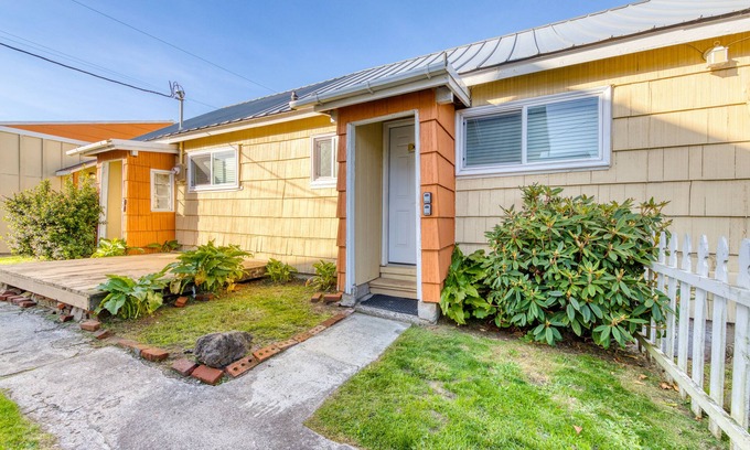 Rockaway Beach Cabin | Four Dog-Friendly Rentals Near Beach Access - Ideal for Multi-Families