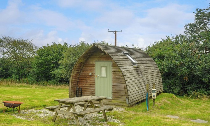 Liskeard Cottage | FOX DEN @ PENBUGLE ORGANIC FARM, pet friendly, with a garden in Duloe