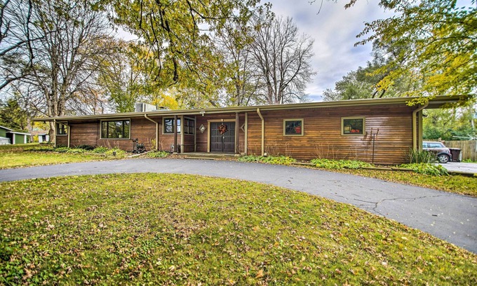 Fox River Grove House | Fox River Grove Home: Pets Welcome!