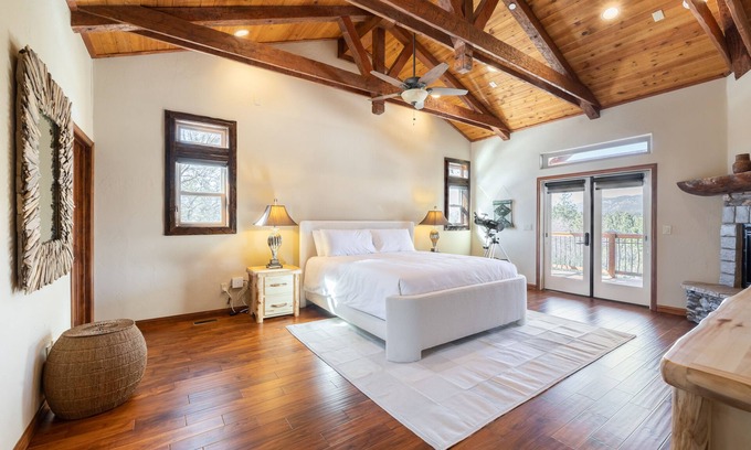 The Village House | Fox Whisper Lodge by AvantStay | 10mins to Slopes